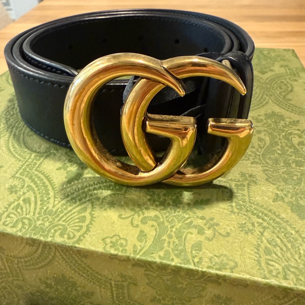 Women’s Gucci Black and Gold GG Logo Belt Size 90